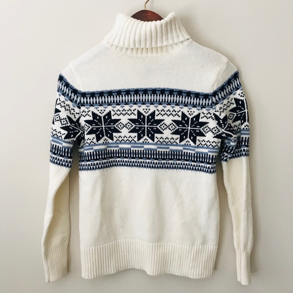 White & blue classic ski sweater/turtleneck
